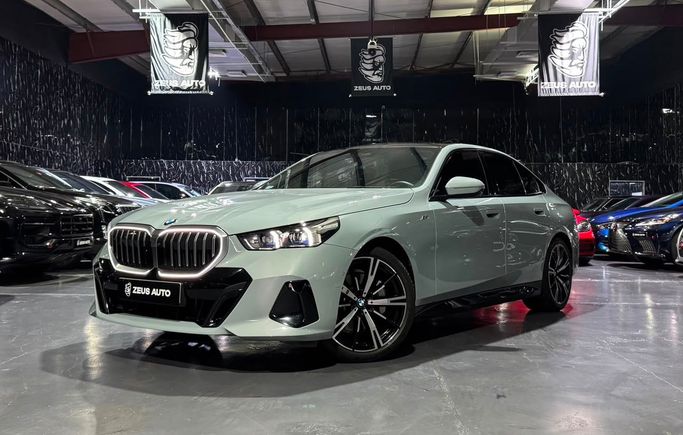 Подержанный BMW 5 Series 530i VIII (G60/G61/G68), 2.0 л, 2025 в ОАЭ, Дубай от Zeus Motors Серый цвет. GCC | AUTO.AE | Объявление #275599