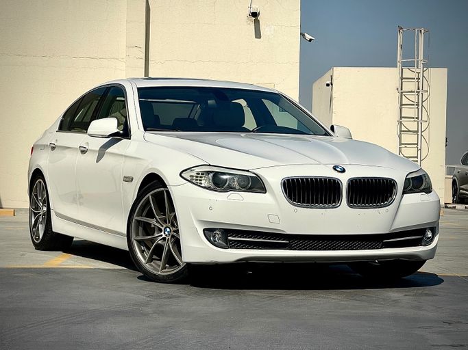 Used ⁦BMW 5 Series 528i VI (F10/F11/F07), 2.0 l, 2012⁩ in UAE, Dubai by Gulf Motors, White color. Japanese Specs | AUTO.AE | Listing #289995
