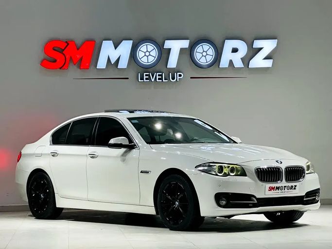 مستعملة ⁦BMW 5 Series 528i عملية فيس ليفت VI (F10/F11/F07)، 2.0 l، 2015⁩ في في الإمارات, دبي من SM MOTORZ، اللون أبيض. مواصفات الخليج | AUTO.AE | إعلان #290573