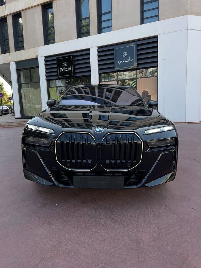BMW 7 Series 740i xDrive VII (G70), 2025 седан бизнес класса в Дубае от Indubai Car Rental LLC черный цвет | AUTO.AE