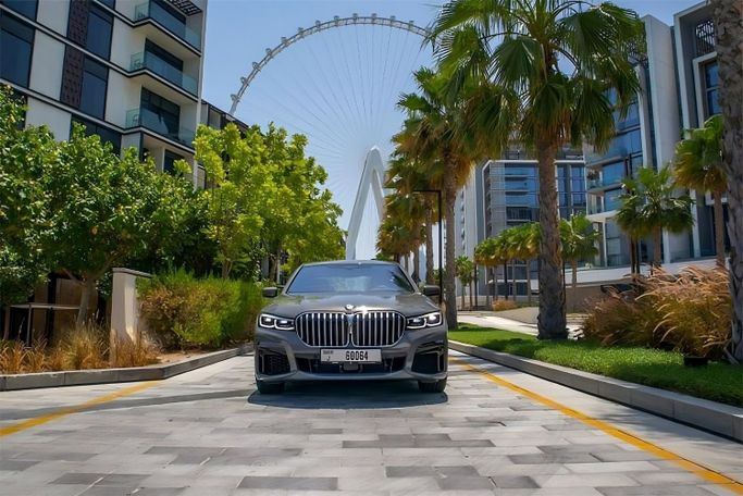 BMW 7 Series 760i xDrive VII (G70), 2023 седан бизнес класса в Дубае от King Way Car Rental бронзовый цвет | AUTO.AE