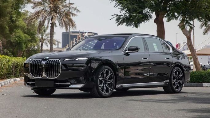 Новый BMW 7 Series 735i VII (G70), 3.0 л, 2025 в Дубае от Dresden Motors Черный цвет. GCC | AUTO.AE