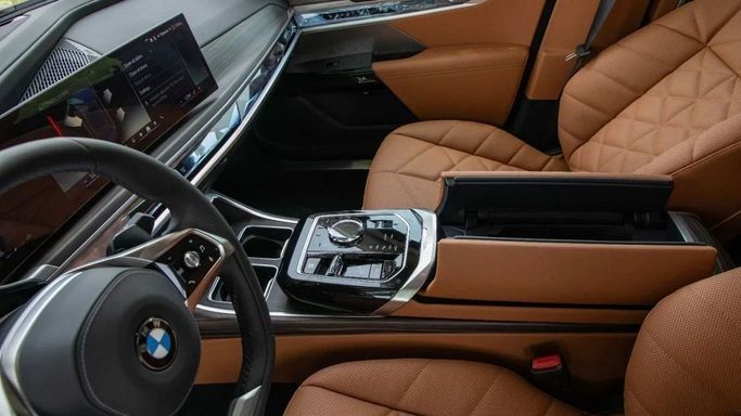 Новый BMW 7 Series 735i VII (G70), 3.0 л, 2025 в Дубае от Dresden Motors Черный цвет. GCC | AUTO.AE