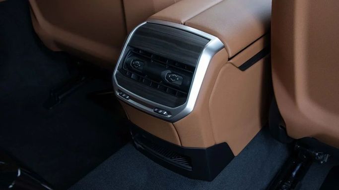 Новый BMW 7 Series 735i VII (G70), 3.0 л, 2025 в Дубае от Dresden Motors Черный цвет. GCC | AUTO.AE