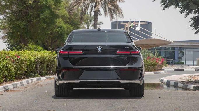 Новый BMW 7 Series 735i VII (G70), 3.0 л, 2025 в Дубае от Dresden Motors Черный цвет. GCC | AUTO.AE