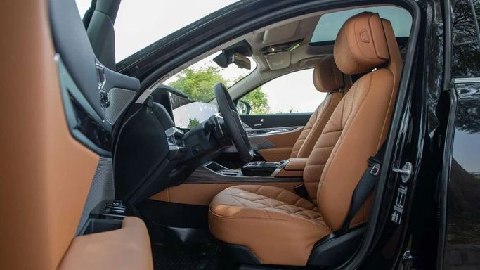 Новый BMW 7 Series 735i VII (G70), 3.0 л, 2025 в Дубае от Dresden Motors Черный цвет. GCC | AUTO.AE