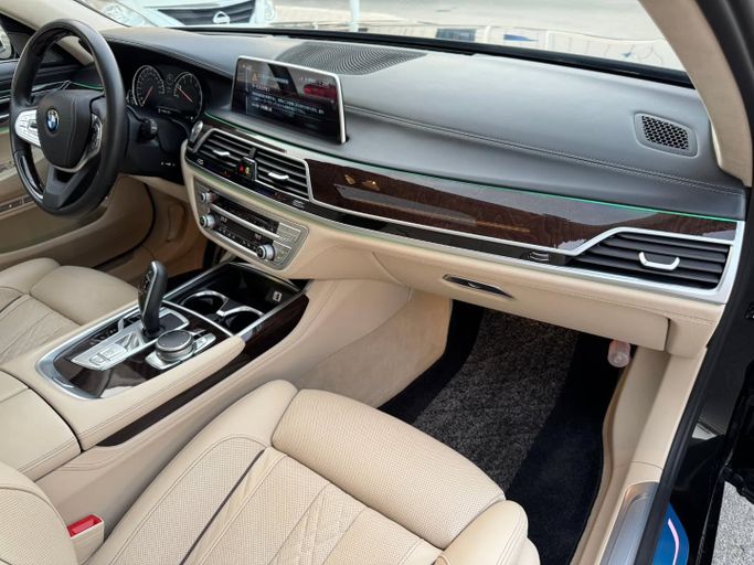 Подержанный BMW 7 Series 750Li VI (G11/G12), 4.4 л, 2016 в Дубае от Saeed Auto Черный цвет. Японская | AUTO.AE