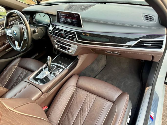 Подержанный BMW 7 Series 750i VI (G11/G12), 4.4 л, 2016 в Дубае от Saeed Auto Белый цвет. Японская | AUTO.AE