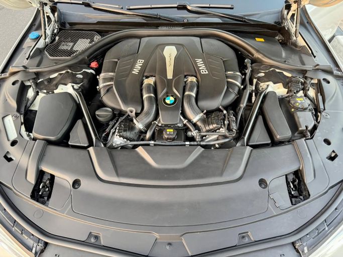 Подержанный BMW 7 Series 750i VI (G11/G12), 4.4 л, 2016 в Дубае от Saeed Auto Белый цвет. Японская | AUTO.AE