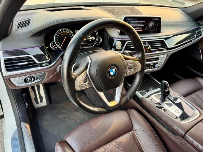Подержанный BMW 7 Series 750i VI (G11/G12), 4.4 л, 2016 в Дубае от Saeed Auto Белый цвет. Японская | AUTO.AE