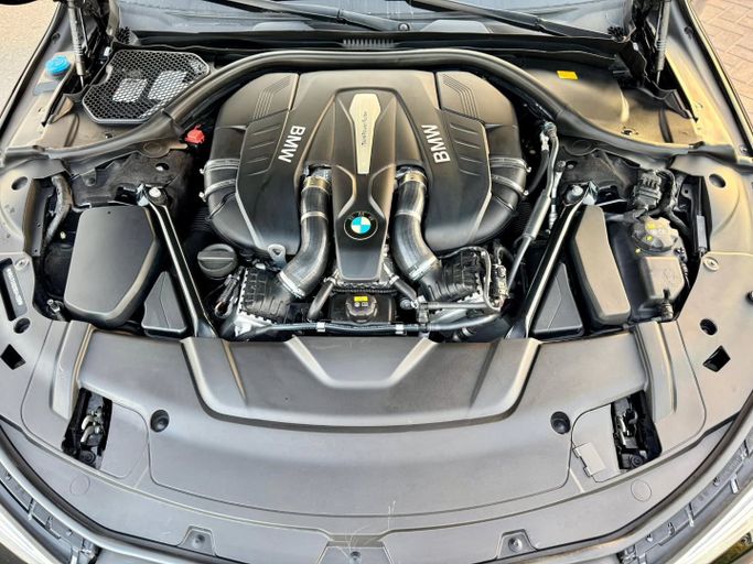 Подержанный BMW 7 Series 750Li VI (G11/G12), 4.4 л, 2017 в Дубае от Saeed Auto Черный цвет. Японская | AUTO.AE