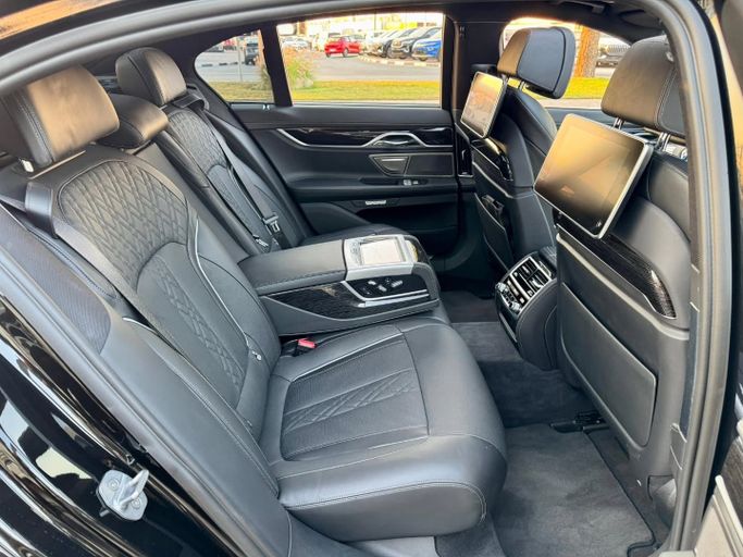 Used BMW 7 Series 750i VI (G11/G12), 4.4 l, 2017 in Dubai by Saeed Auto, Black color. Japanese Specs | AUTO.AE