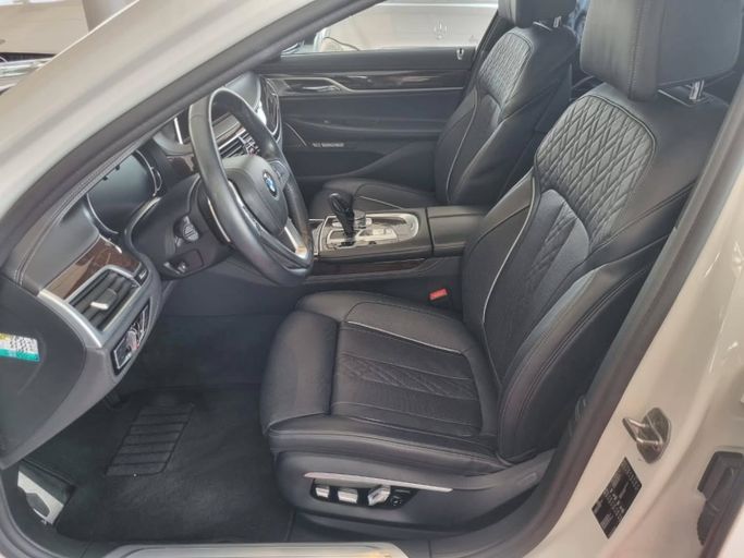 Подержанный BMW 7 Series 750i VI (G11/G12), 4.4 л, 2017 в Дубае от Saeed Auto Белый цвет. Японская | AUTO.AE