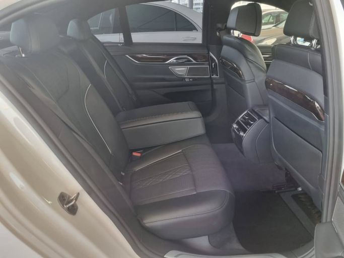 Подержанный BMW 7 Series 750i VI (G11/G12), 4.4 л, 2017 в Дубае от Saeed Auto Белый цвет. Японская | AUTO.AE