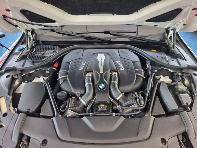 Подержанный BMW 7 Series 750i VI (G11/G12), 4.4 л, 2017 в Дубае от Saeed Auto Белый цвет. Японская | AUTO.AE