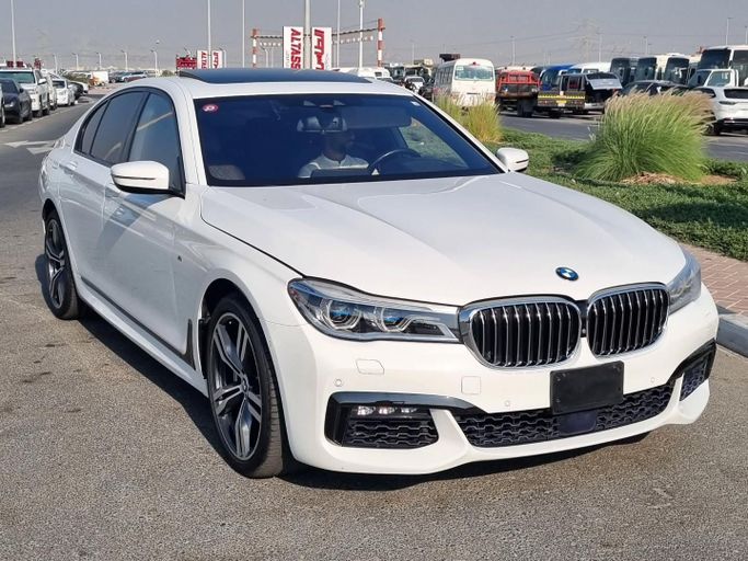 Подержанный BMW 7 Series 750i VI (G11/G12), 4.4 л, 2016 в Дубае от Saeed Auto Белый цвет. Японская | AUTO.AE