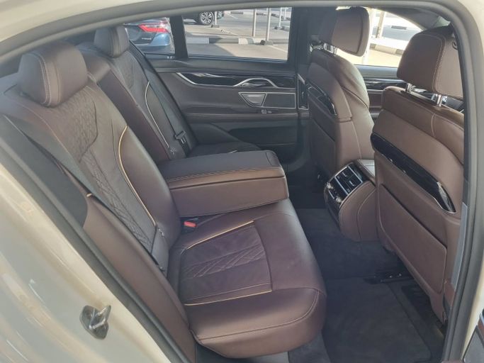 Подержанный BMW 7 Series 750i VI (G11/G12), 4.4 л, 2016 в Дубае от Saeed Auto Белый цвет. Японская | AUTO.AE