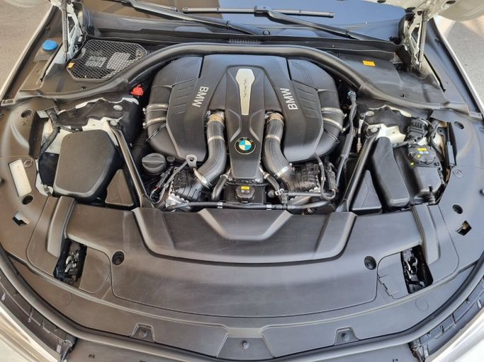 Подержанный BMW 7 Series 750i VI (G11/G12), 4.4 л, 2016 в Дубае от Saeed Auto Белый цвет. Японская | AUTO.AE