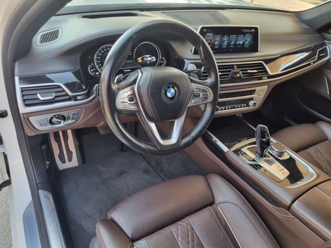 Подержанный BMW 7 Series 750i VI (G11/G12), 4.4 л, 2016 в Дубае от Saeed Auto Белый цвет. Японская | AUTO.AE