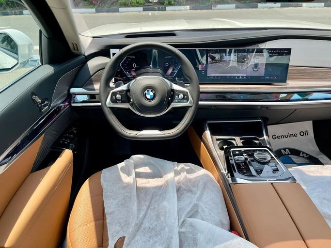 Новый BMW 7 Series 735i VII (G70), 3.0 л, 2025 в Дубае от Auto Gallery DXB Белый цвет. GCC | AUTO.AE