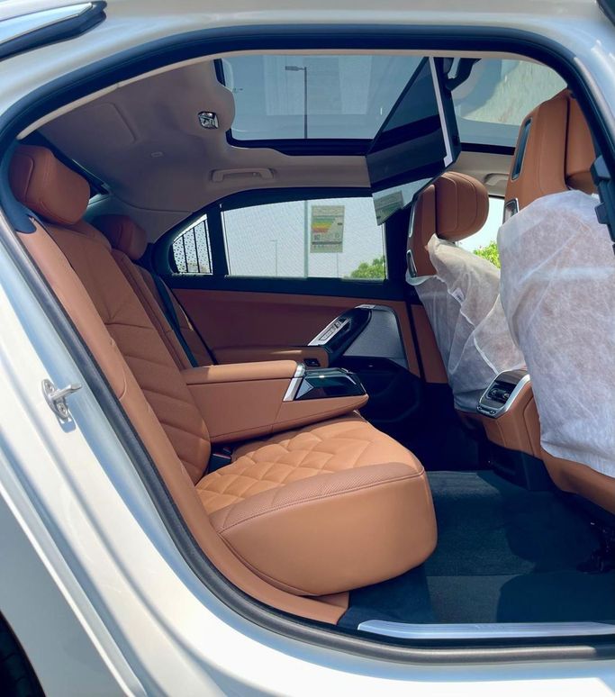 Новый BMW 7 Series 735i VII (G70), 3.0 л, 2025 в Дубае от Auto Gallery DXB Белый цвет. GCC | AUTO.AE