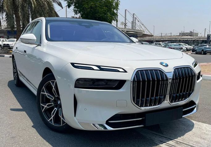 Новый BMW 7 Series 735i VII (G70), 3.0 л, 2025 в Дубае от Auto Gallery DXB Белый цвет. GCC | AUTO.AE
