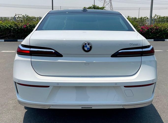 Новый BMW 7 Series 735i VII (G70), 3.0 л, 2025 в Дубае от Auto Gallery DXB Белый цвет. GCC | AUTO.AE