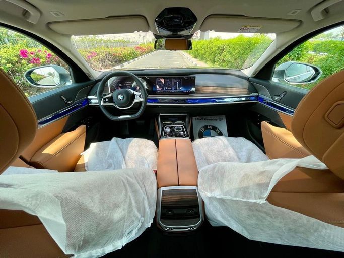 Новый BMW 7 Series 735i VII (G70), 3.0 л, 2025 в Дубае от Auto Gallery DXB Серебристый цвет. GCC | AUTO.AE