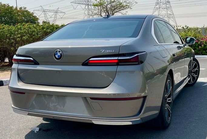 Новый BMW 7 Series 735i VII (G70), 3.0 л, 2025 в Дубае от Auto Gallery DXB Серебристый цвет. GCC | AUTO.AE