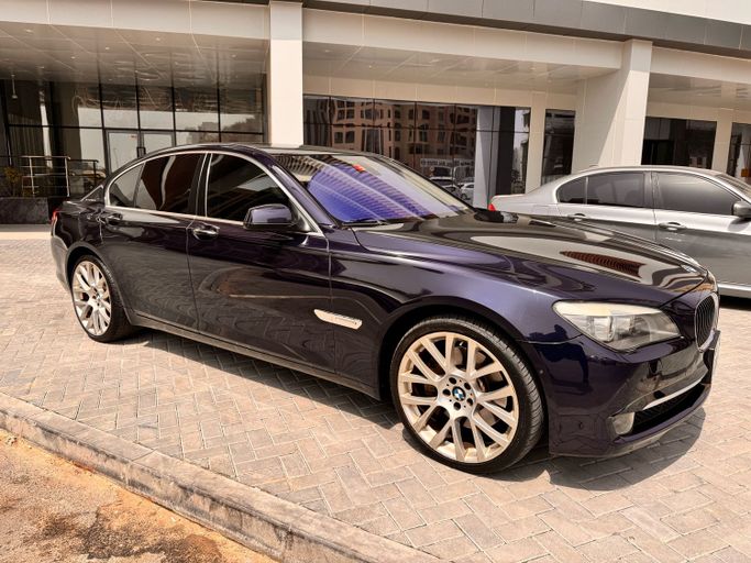 Used BMW 7 Series Active Hybrid V (F01/F02/F04) Facelift, 3.0 l, 2013 in Dubai, Blue color. Japanese Specs | AUTO.AE