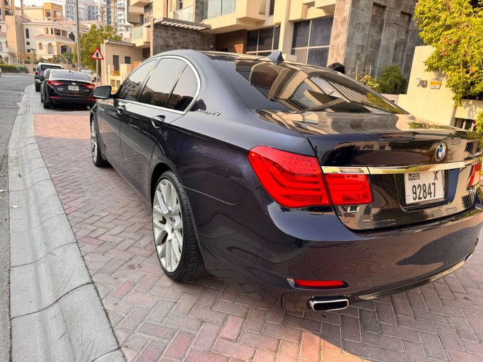 Used BMW 7 Series Active Hybrid V (F01/F02/F04) Facelift, 3.0 l, 2013 in Dubai, Blue color. Japanese Specs | AUTO.AE