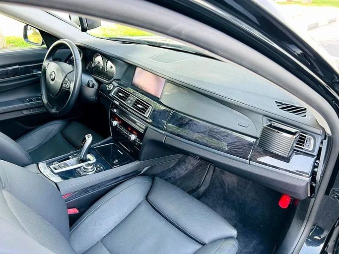 Подержанный BMW 7 Series 750i V (F01/F02/F04), 4.4 л, 2010 в Дубае от Mirza Automobile FZE Черный цвет. Японская | AUTO.AE