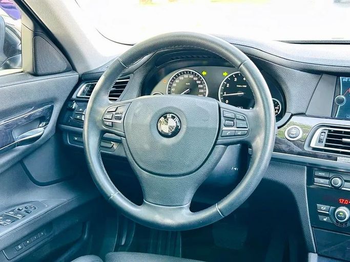 Подержанный BMW 7 Series 750i V (F01/F02/F04), 4.4 л, 2010 в Дубае от Mirza Automobile FZE Черный цвет. Японская | AUTO.AE