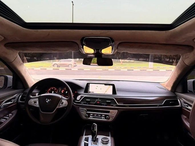 Подержанный BMW 7 Series 730i VI (G11/G12), 2.0 л, 2016 в Дубае от Al Qemah Used Cars Белый цвет. GCC | AUTO.AE