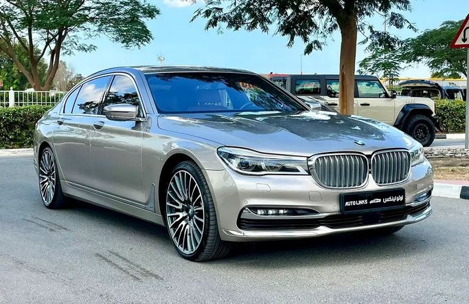 Подержанный BMW 7 Series 750Li xDrive VI (G11/G12), 4.4 л, 2018 в Дубае от Auto Links LLC Золотистый цвет. GCC | AUTO.AE