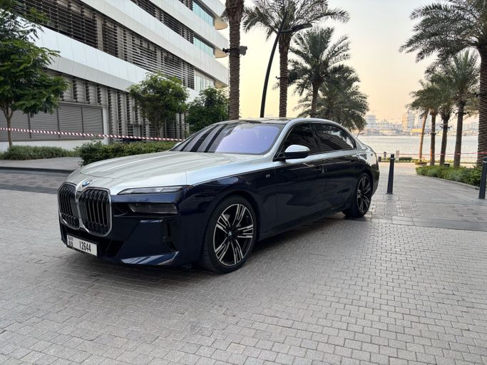 Подержанный BMW 7 Series 735i VII (G70), 3.0 л, 2023 в Дубае Тёмно-синий цвет. GCC | AUTO.AE