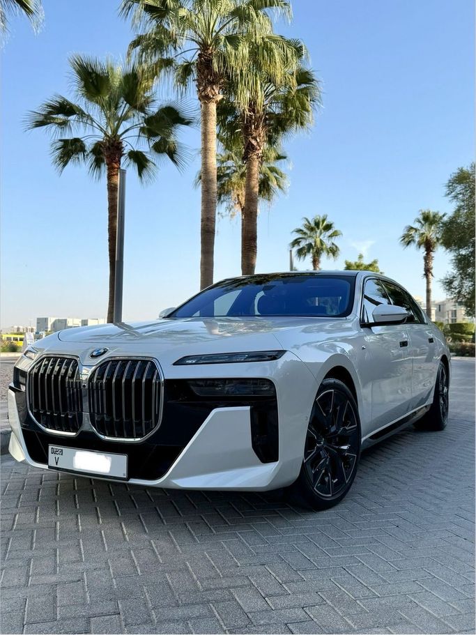 مستعملة BMW 7 Series 760i xDrive سابعاً (G70), 4.4 l, 2023 في في دبي، اللون أبيض. مواصفات الخليج | AUTO.AE | إعلان #249653