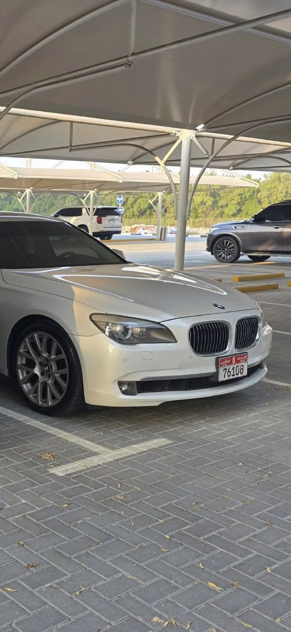 مستعملة ⁦BMW 7 Series 750Li ت (ف01/ف02/ف04)، 4.4 l، 2010⁩ في في الإمارات, دبي، اللون أبيض. المواصفات اليابانية | AUTO.AE | إعلان #286404