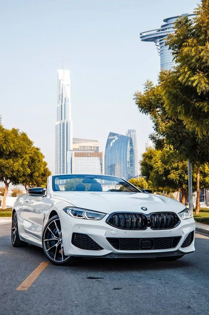 BMW 8 Series M850i xDrive عملية شد الوجه II (G14/G15/G16), 2022 رجال الأعمال قابلة للتحويل للتأجير في في دبي من Royal Dream، اللون أبيض | AUTO.AE