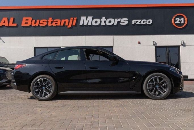 Новый BMW i4 eDrive40 G26 Рестайлинг, 2025 в Дубае от Albustanji Motors FZCO Черный цвет.  | AUTO.AE