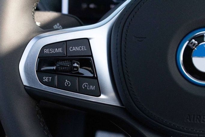 Новый BMW i4 eDrive40 G26 Рестайлинг, 2025 в Дубае от Albustanji Motors FZCO Серый цвет.  | AUTO.AE