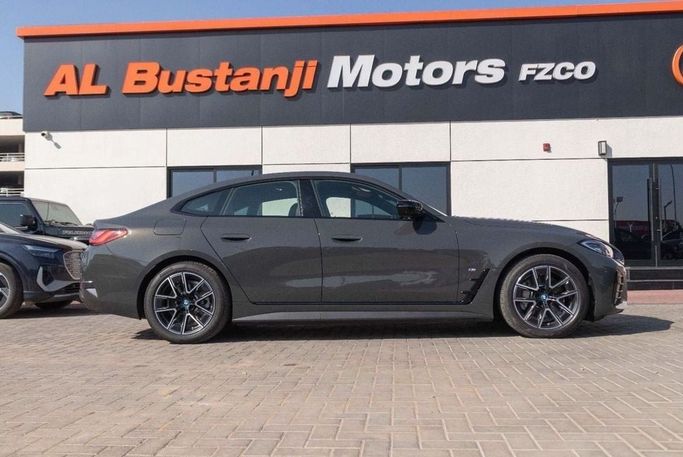 Новый BMW i4 eDrive40 G26 Рестайлинг, 2025 в Дубае от Albustanji Motors FZCO Серый цвет.  | AUTO.AE