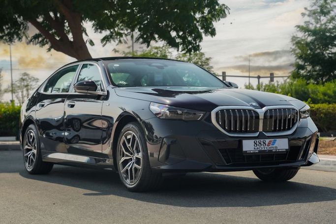 جديدة BMW i5 eDrive40L, 2025 في في دبي من 888 MOTORS FZCO، اللون أسود. المواصفات الصينية | AUTO.AE