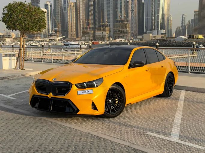 BMW M5 سابعاً (G90), 2025 رجال الأعمال سيدان للتأجير في في دبي من LeveL Up Car Rental ، اللون أصفر | AUTO.AE | إعلان #1807