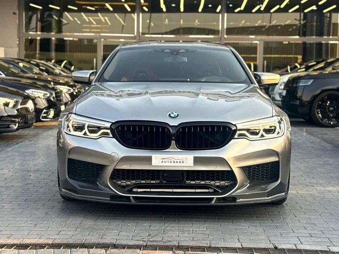 Подержанный BMW M5 Competition VI (F90), 4.4 л, 2019 в Дубае от Auto Bank Motors Серебристый цвет. Корейская | AUTO.AE