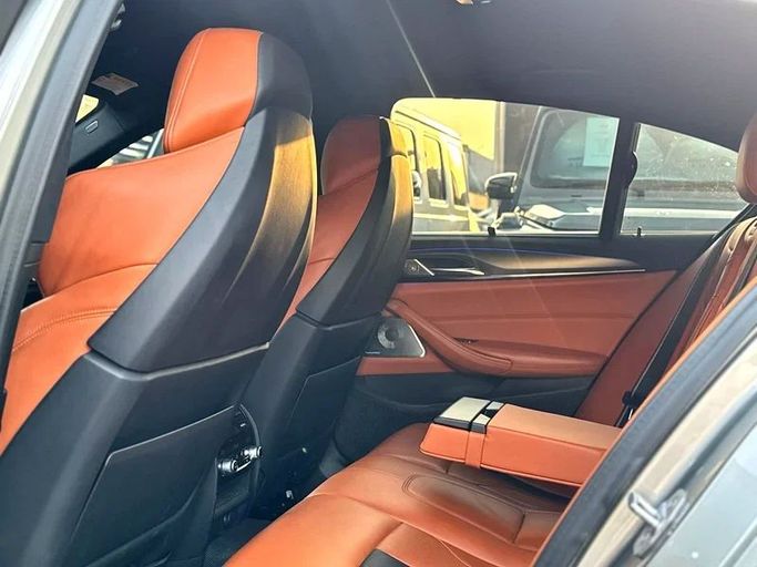 Подержанный BMW M5 Competition VI (F90), 4.4 л, 2019 в Дубае от Auto Bank Motors Серебристый цвет. Корейская | AUTO.AE
