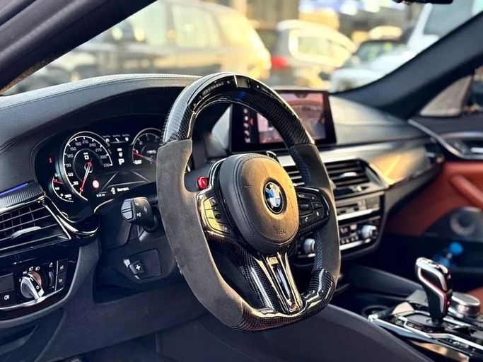 Подержанный BMW M5 Competition VI (F90), 4.4 л, 2019 в Дубае от Auto Bank Motors Серебристый цвет. Корейская | AUTO.AE