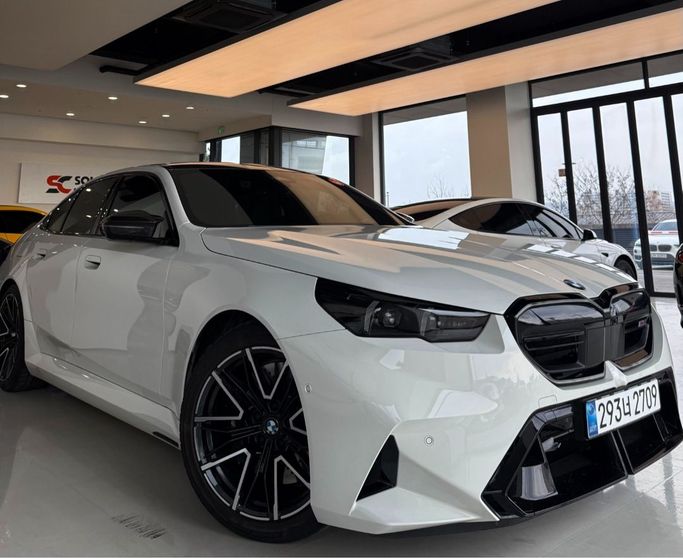 Подержанный BMW M5 VII (G90), 4.4 л, 2025 в Дубае от Fair Import Белый цвет. Корейская | AUTO.AE