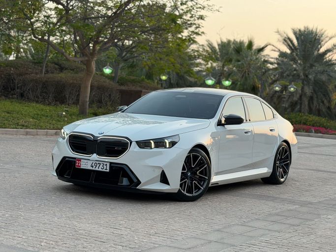 Подержанный BMW M5 VII (G90), 4.4 л, 2025 в Дубае Белый цвет. GCC | AUTO.AE | Объявление #251587