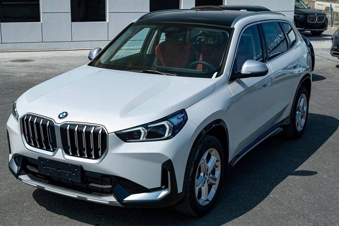 BMW X1 20i sDrive III (U11/U12), 2024 внедорожник 5 дв. long стандарт класса в Дубае от Lite Rent белый цвет | AUTO.AE